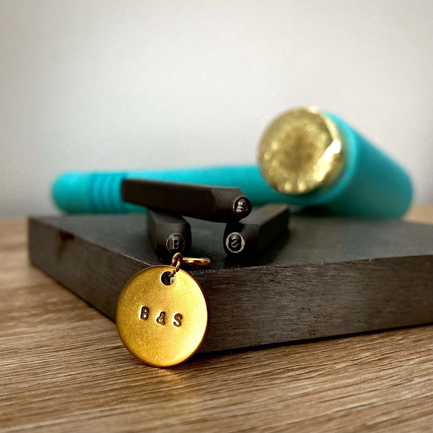 Qœur chez vous. Médaille charm interchangeable. Initiales. - Qoeur.fr