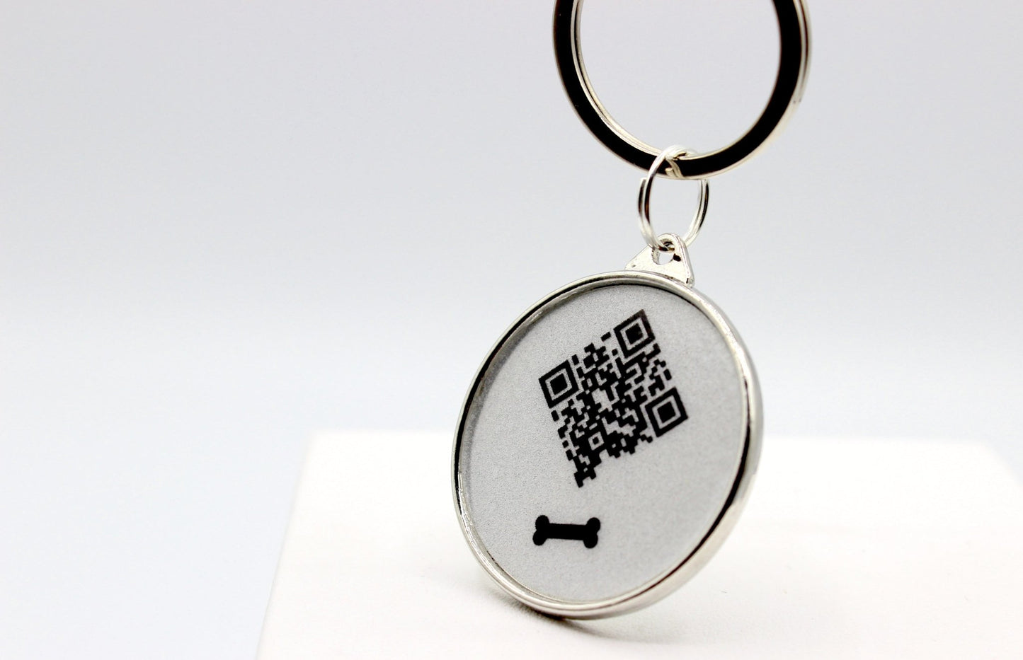 Qoeur. Médaille réfléchissante d'urgence. Chien - Os / blanc. - Qoeur.fr