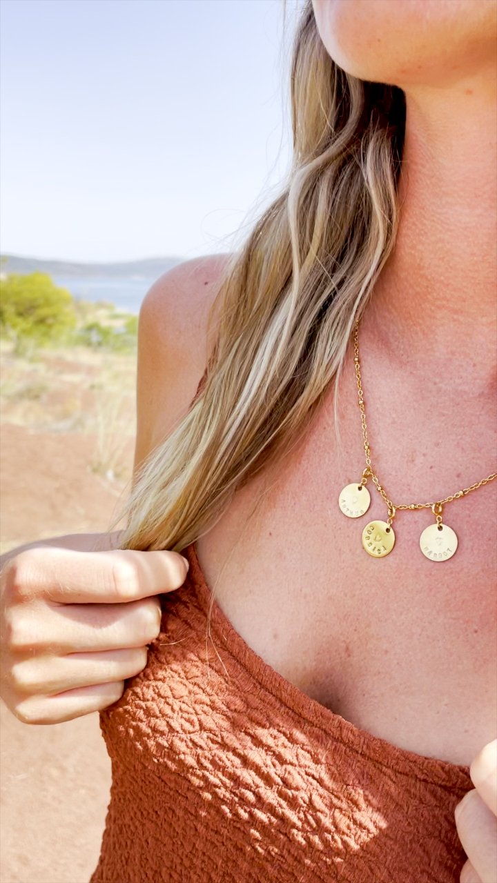 QCV. Colliers avec médailles charms. Interchangeables & personnalisables. - Qoeur.fr