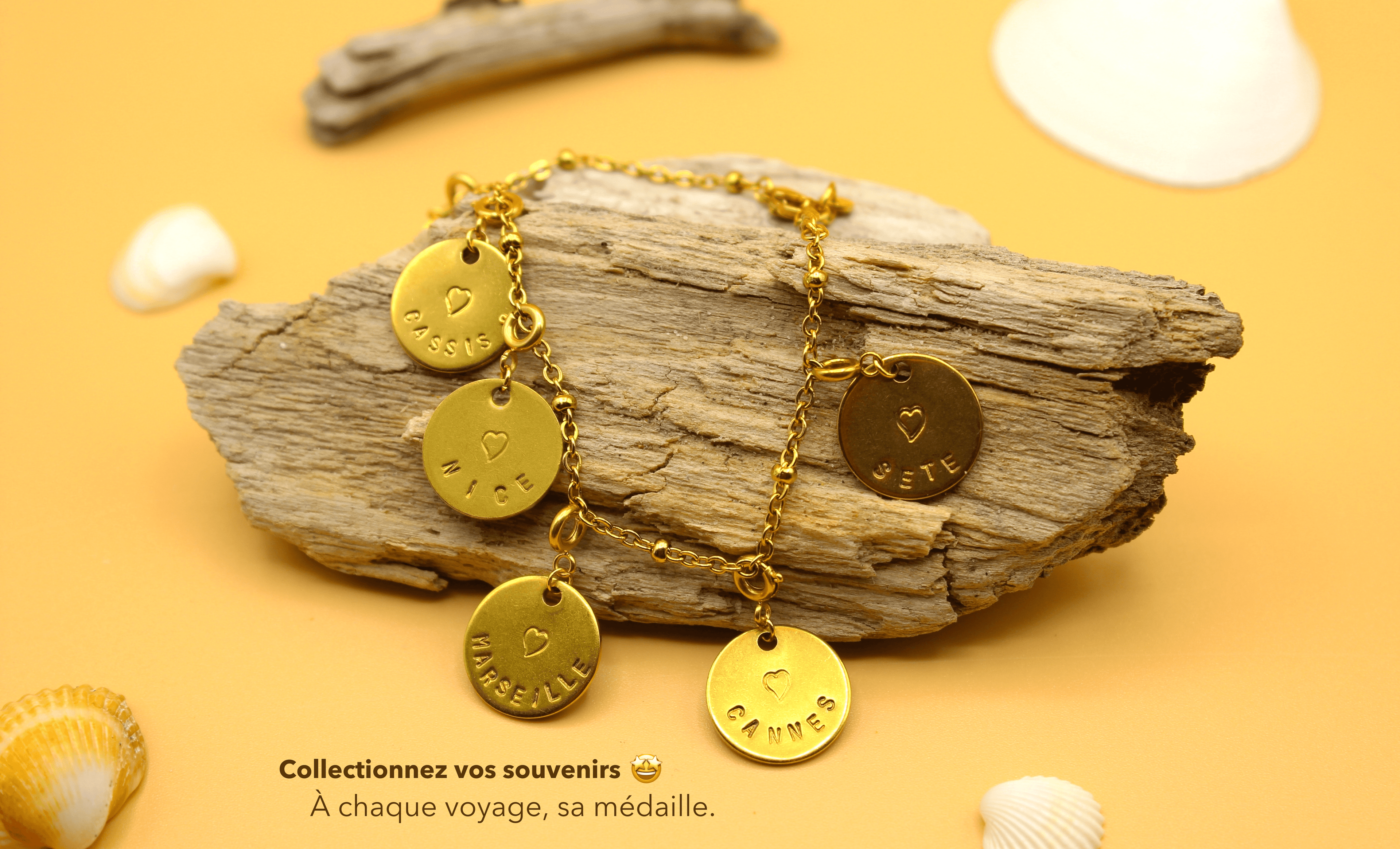 Les bijoux Qoeur chez vous, des médailles personnalisées avec le nom de votre ville estampé à la main en france.
